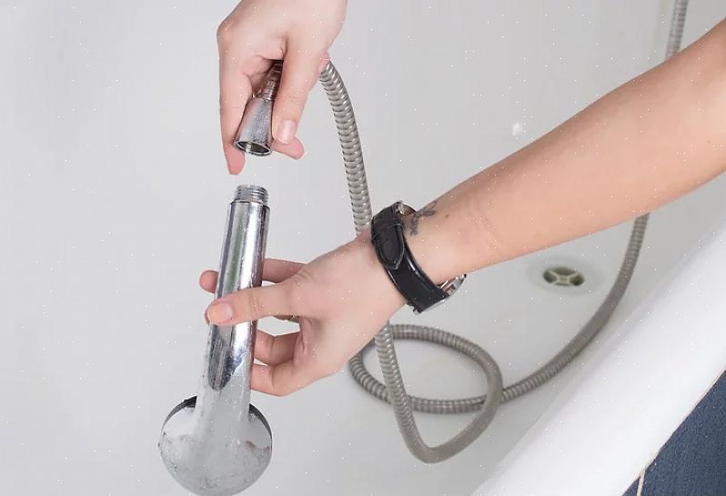 Båndet forsegler forbindelsen mellom det nye dusjhodet