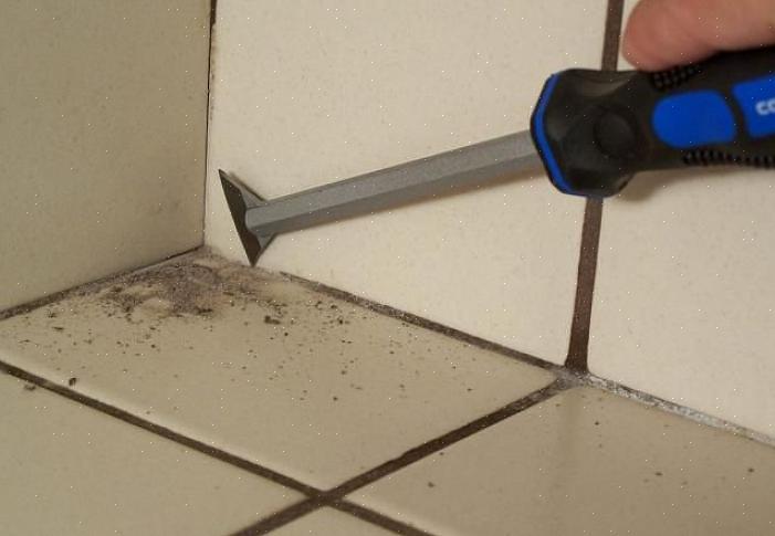 Monter oscilleringsverktøyet med et blad spesielt beregnet for fjerning av fliser