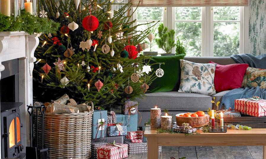 Er det naturlig å pynte et juletre med tema