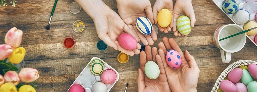 Hintene plasseres i påskeegg av plast