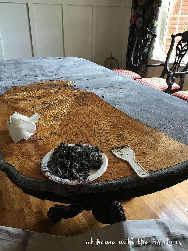 Vi bestemte oss for å bruke malingsdrivmiddel på en gammel malt melkedør for å bringe den tilbake