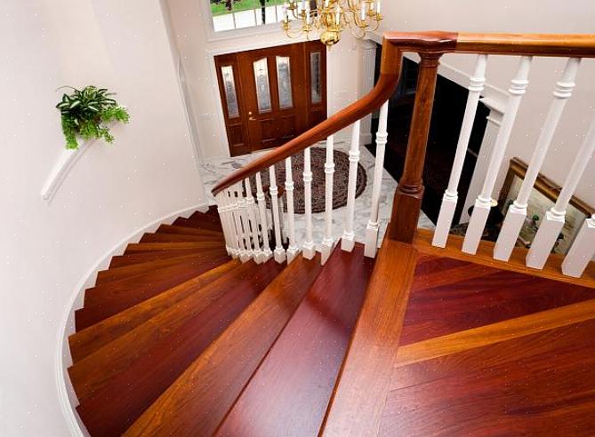Trappen langt fra inngangsdøren vil være veldig forskjellig fra en feng shui-sak av en liten foajé