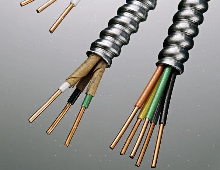 Ledning avhenger av kontakten fra metallkappen til metallboksen for å fullføre jording