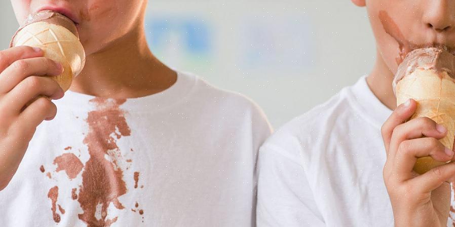 Kast litt oppvaskmiddel på kluten