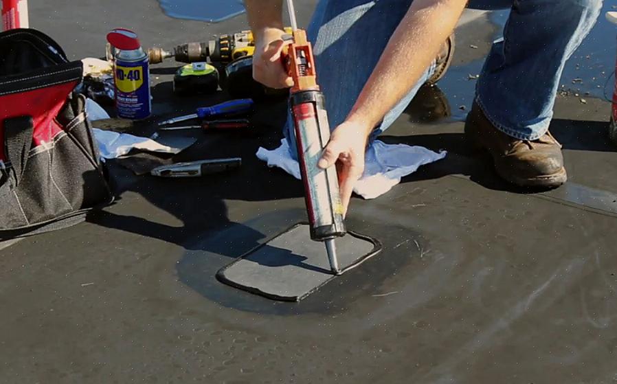 Påfør et enkeltlags EPDM-lim på baksiden av plasteret