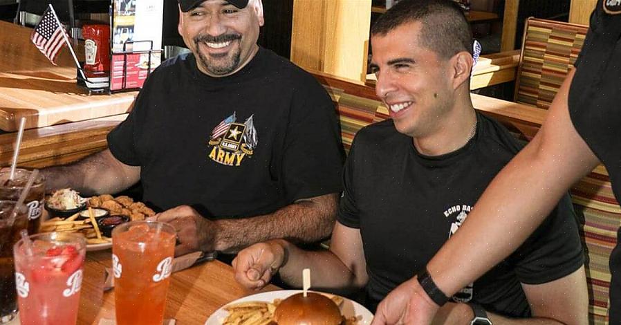 Du kan finne en liste over Veterans Day Free måltider for å se hvilke restauranter som deltar i Veterans Day
