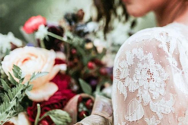 Å spørre blomsterhandleren om å dele regningen opp mellom brudens blomsterkostnader