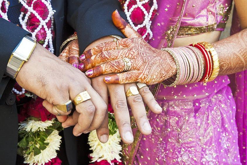 Under en hennafest bruker kunstnere en pasta laget av tørkede hennablader for å male intrikate mønstre