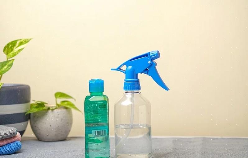 Denne naturlige desinfiseringssprayen fra Mama-instinkter har to aktive rengjøringsingredienser pluss