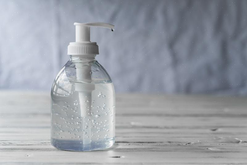Denne DIY hånddesinfiseringsoppskriften bruker den populære essensielle oljen Thieves fra Young Living