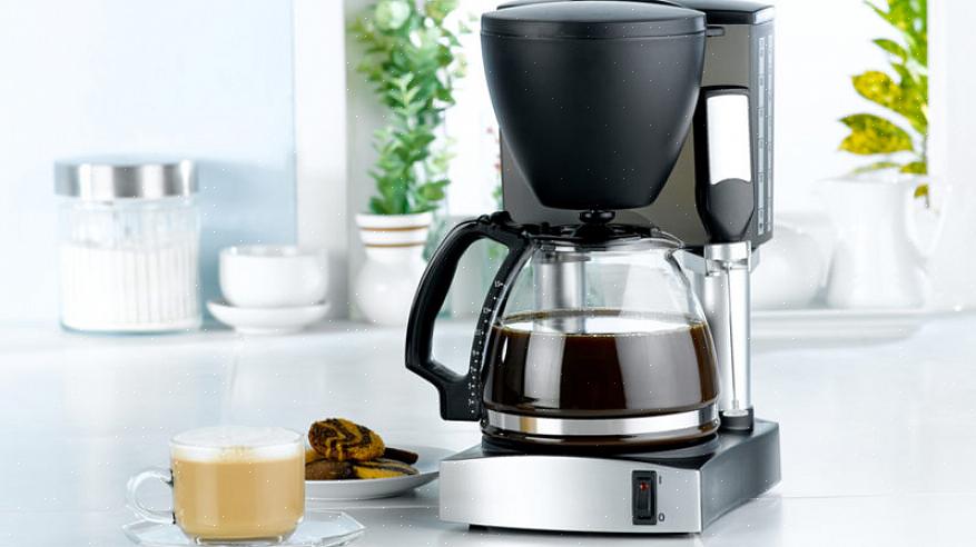 Hvordan rengjøre en kaffetrakter med såpe og vann