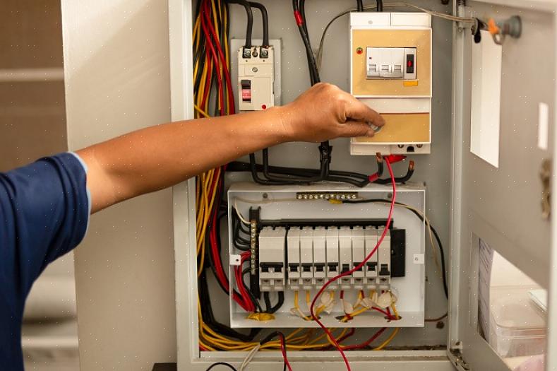 Strømbrytere inne i den elektriske servicepanelet