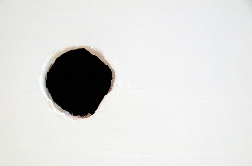 Små hull krever egentlig bare en klatt goop (spackle eller gipsforbindelse)