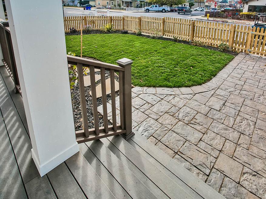 Det kan være lurt å kjøpe PVC-terrassebord hvis du ønsker et lettere materiale som er lettere å håndtere