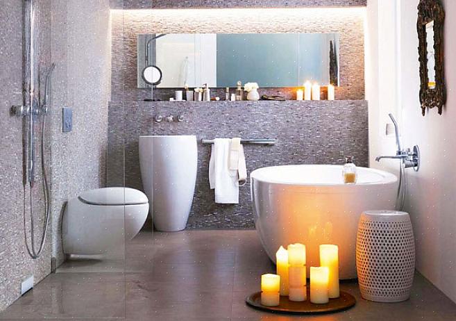 Hvite håndklær for å skape en eksklusiv hotellbadstil