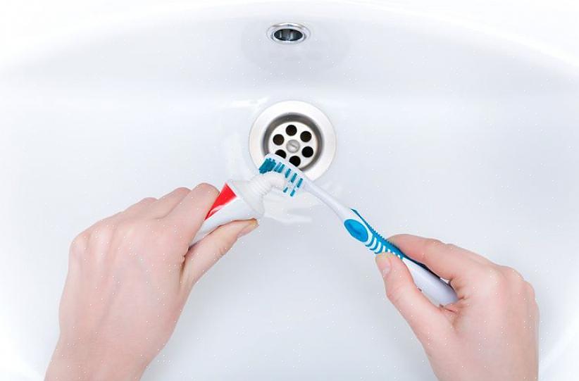 Defog et speil på badet Bruk litt tannkrem på en fuktig klut for å tørke ned speil