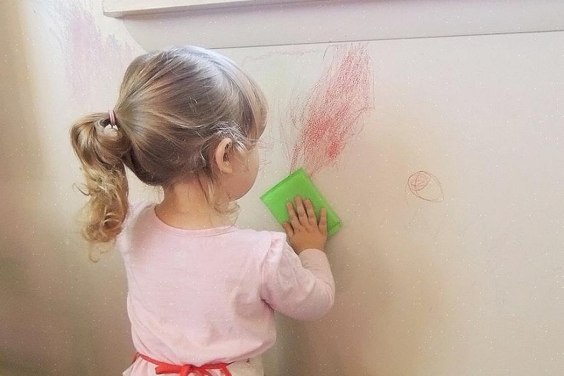 Eddik er en av de mest effektive måtene å fjerne fargestift fra malte vegger