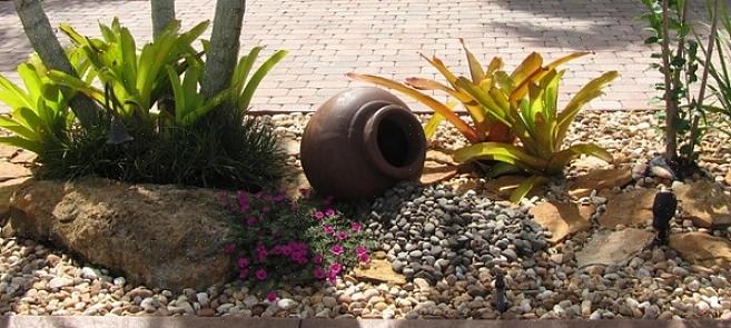 Ordne plantene i en steinhagedesign slik at de ser naturlige ut