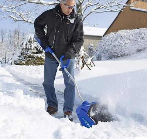Ikke mas for mye med en gang å skyve snøen der oppkjørselen din krysser veien