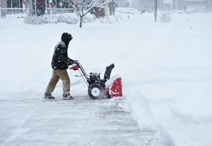 For å starte en snøfreser når motoren er kald