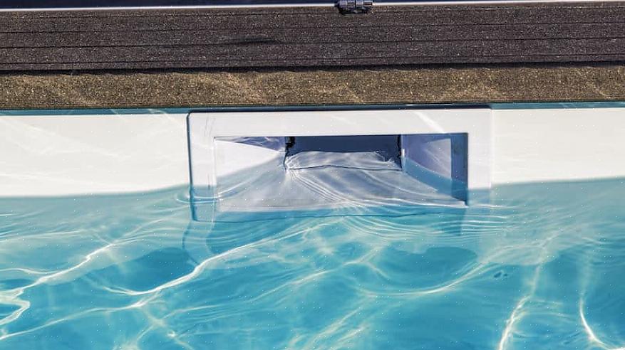 Senker nivået for å matche vannstanden i et basseng eller spa