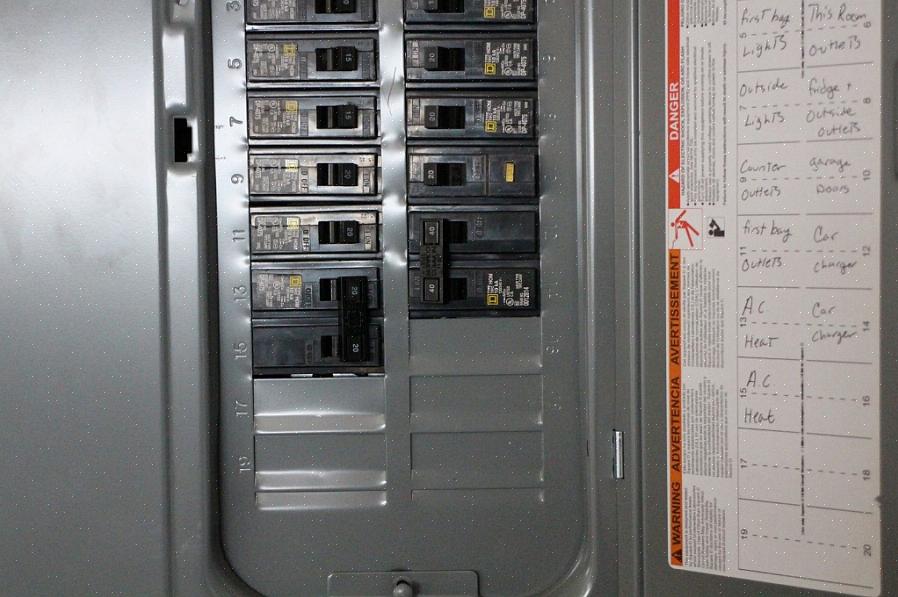 En 120 volt krets har bare en varm ledning koblet til bryteren pluss en nøytral ledning koblet